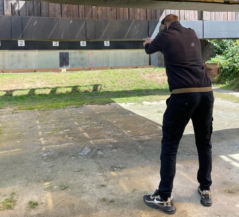 Schuss mit der Kurzwaffe aus 10 m Entfernung